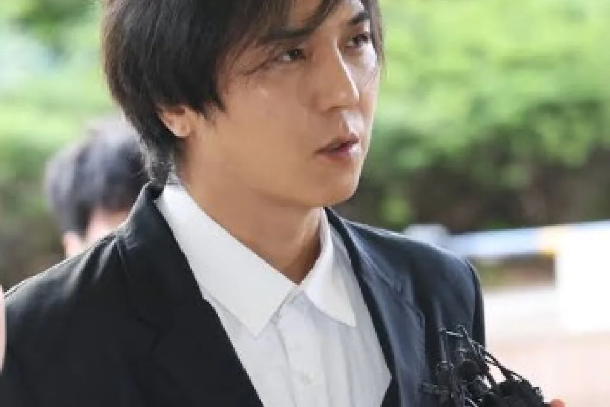 คดีเกี่ยวกับการรับราชการทหาร: ซงมินโฮ (Song Min-ho) สมาชิกวง WINNER ซึ่งปฏิบัติหน้าที่ในฐานะเจ้าหน้าที่บริการสังคม (Social Service Agent) ถูกตัดสินจำคุก 2 ปี โดยให้รอลงอาญา