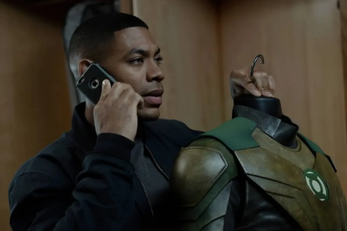 ต้นกำเนิดใหม่ของ John Stewart ในซีรีส์ 'Lanterns': การปรับเปลี่ยนเรื่องราวที่แฝงความหมายลึกซึ้งยิ่งขึ้น